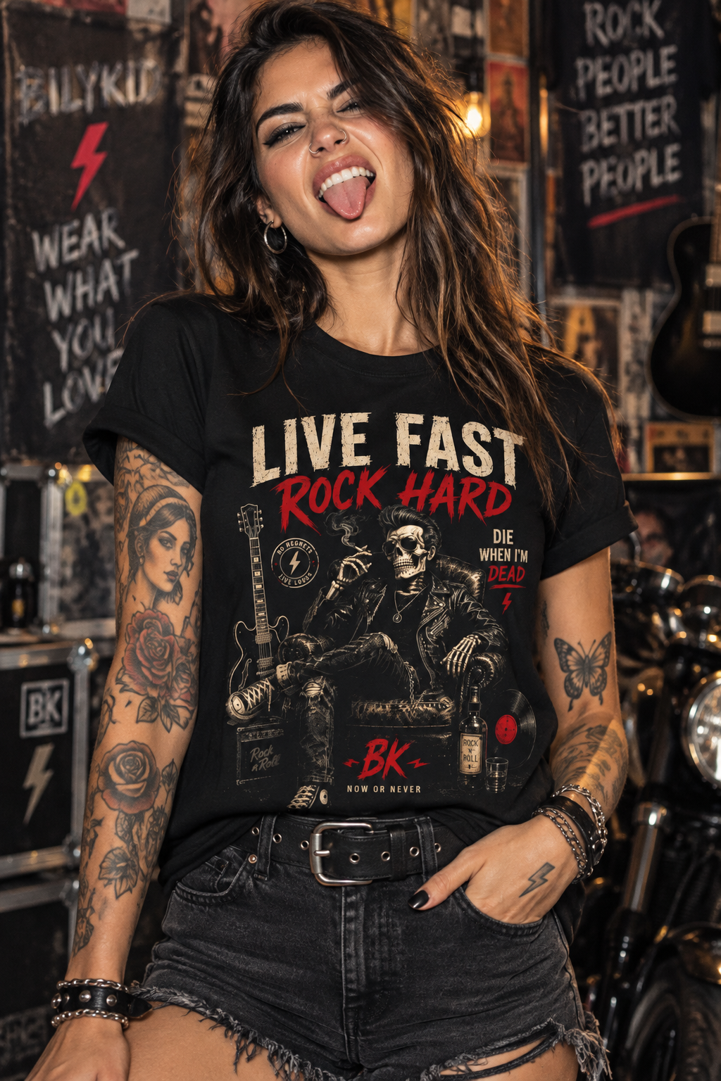 Modelo tatuada con camiseta BILYKID Live Fast Rock Hard