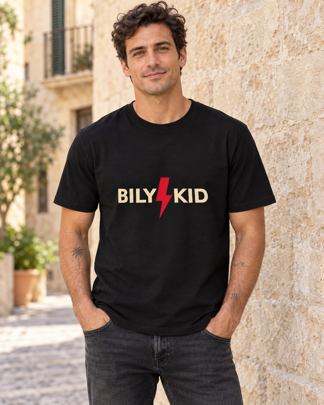 Modelo masculino con camiseta negra BILYKID Lightning Logo. Simulación visual generada con IA; ajuste orientativo.