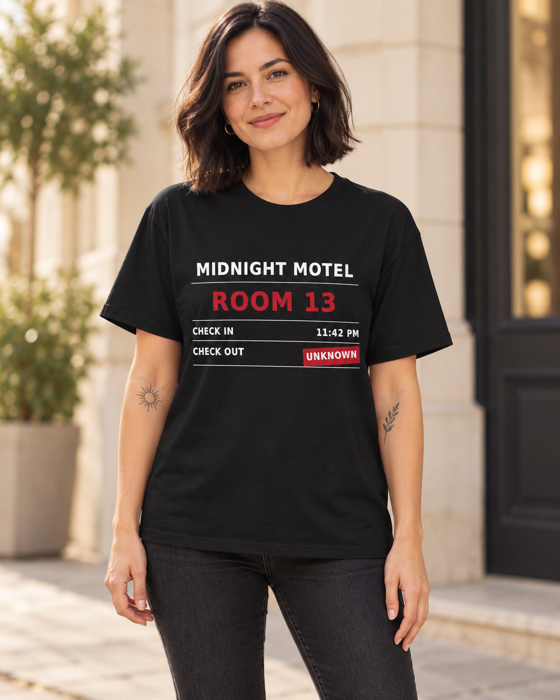 Modelo con camiseta room13 de BILYKID. Simulación con IA; ajuste orientativo.