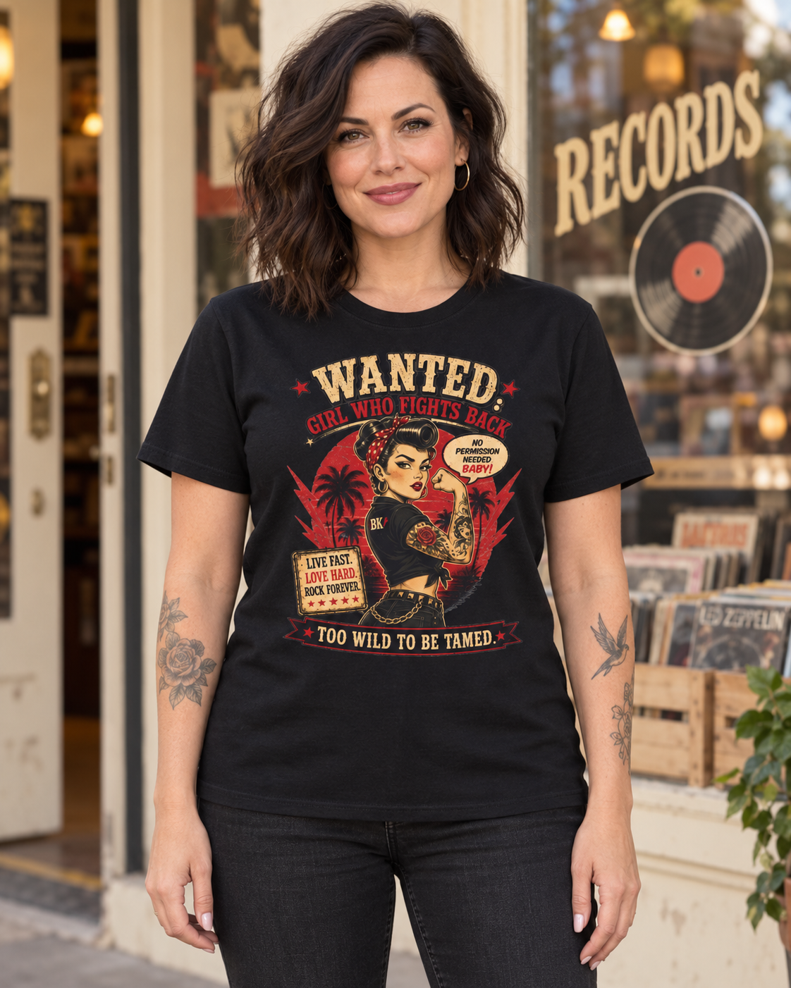 Modelo con camiseta negra Wanted de BILYKID. Simulación con IA; ajuste orientativo.